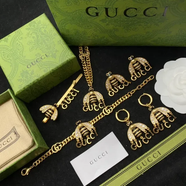 Gucci Bee Motif Gold-Tone Crystal and Enamel Bracelet 6