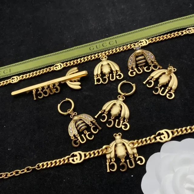 Gucci Bee Motif Gold-Tone Crystal and Enamel Bracelet 7