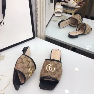 Gucci भूरा काला मोनोग्राम कैनवास गोल्ड टोन डबल जी हार्डवेयर स्लिपर्स