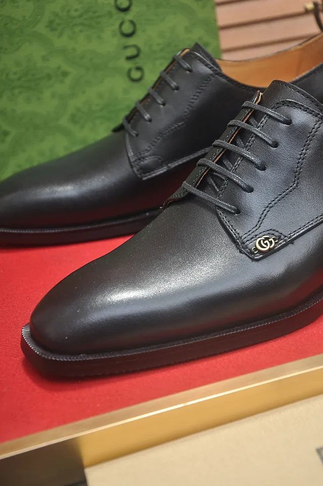 Gucci Sapatos Oxford de couro com bico de cap preto e bege 2