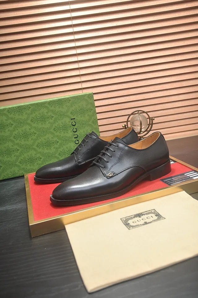 Gucci Sapatos Oxford de couro com bico de cap preto e bege 4