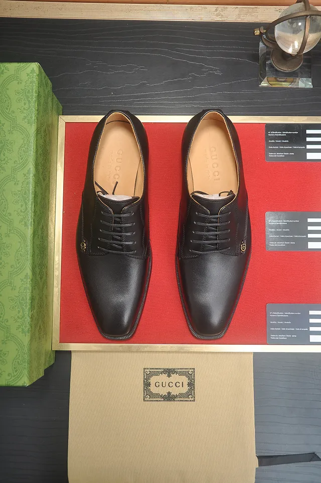 Gucci Sapatos Oxford de couro com bico de cap preto e bege 5
