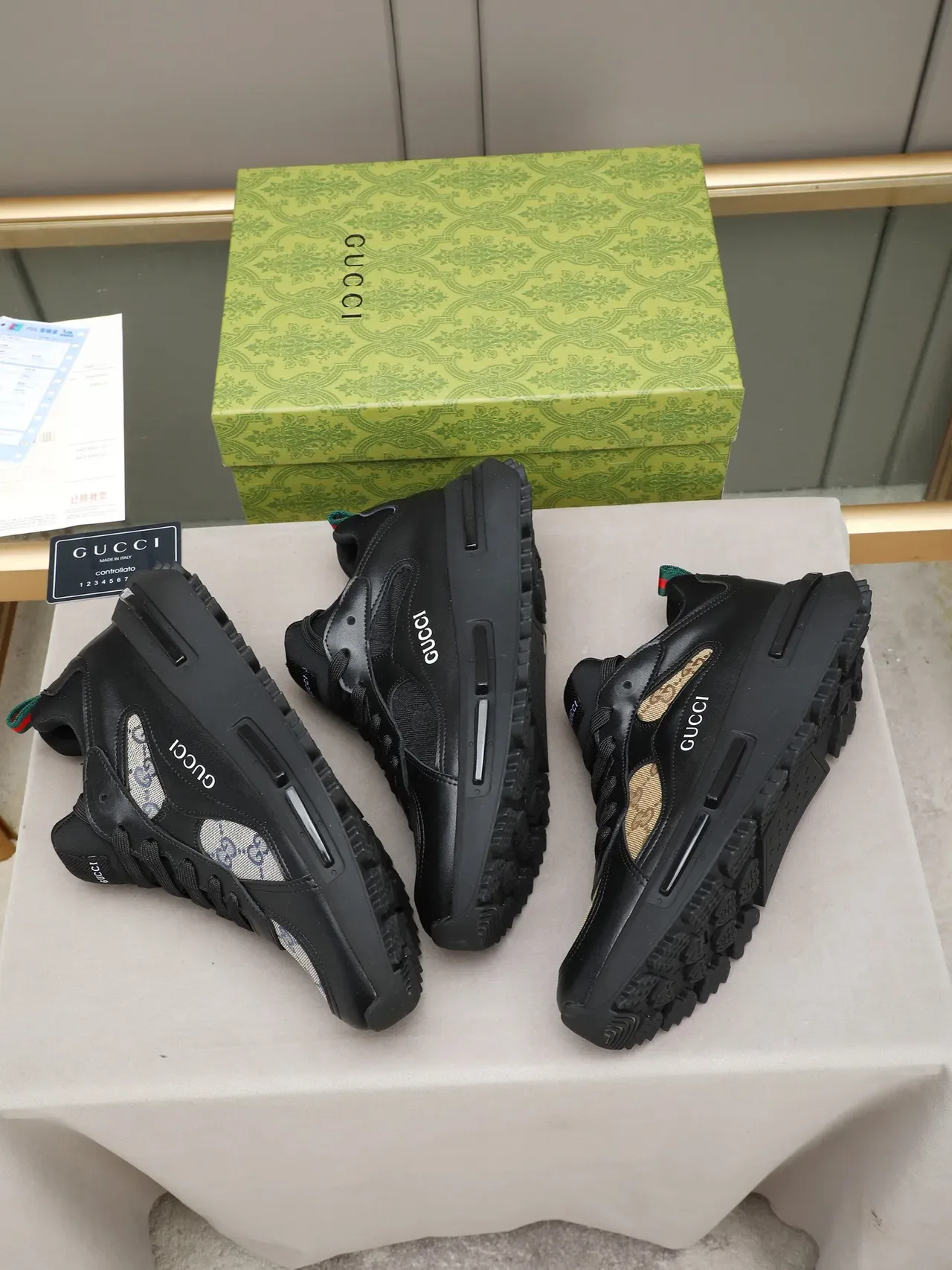 Gucci أحذية رياضية سوداء و رمادية من الجلد والقماش مع نقش GG Monogram في الأعلى، midsole Air-Unit مصقول، chunky sneakers 2
