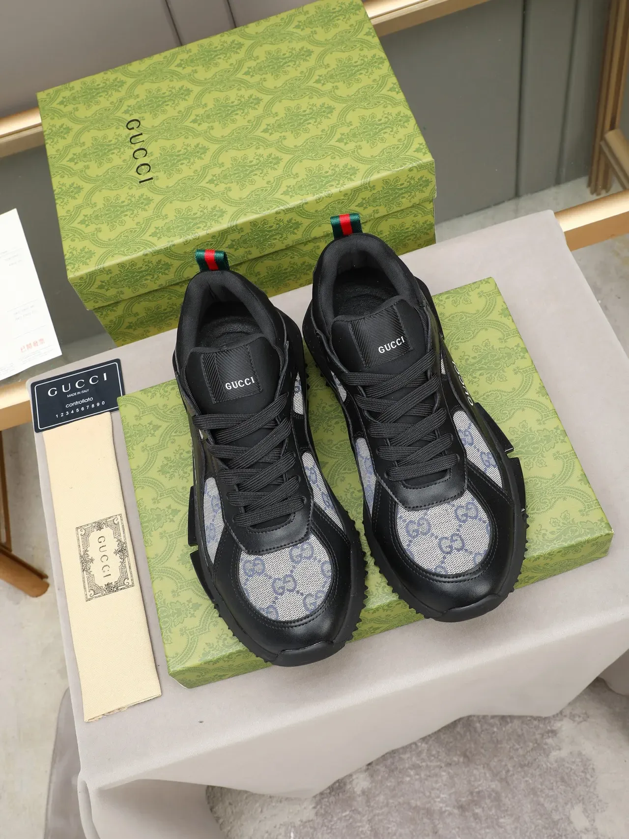 Gucci أحذية رياضية سوداء و رمادية من الجلد والقماش مع نقش GG Monogram في الأعلى، midsole Air-Unit مصقول، chunky sneakers 3
