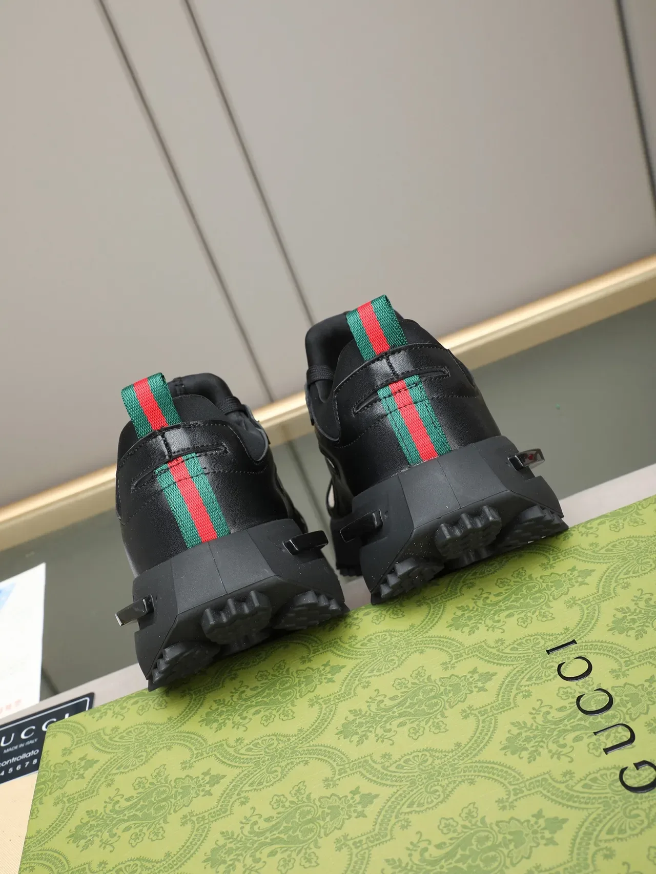 Gucci أحذية رياضية سوداء و رمادية من الجلد والقماش مع نقش GG Monogram في الأعلى، midsole Air-Unit مصقول، chunky sneakers 4