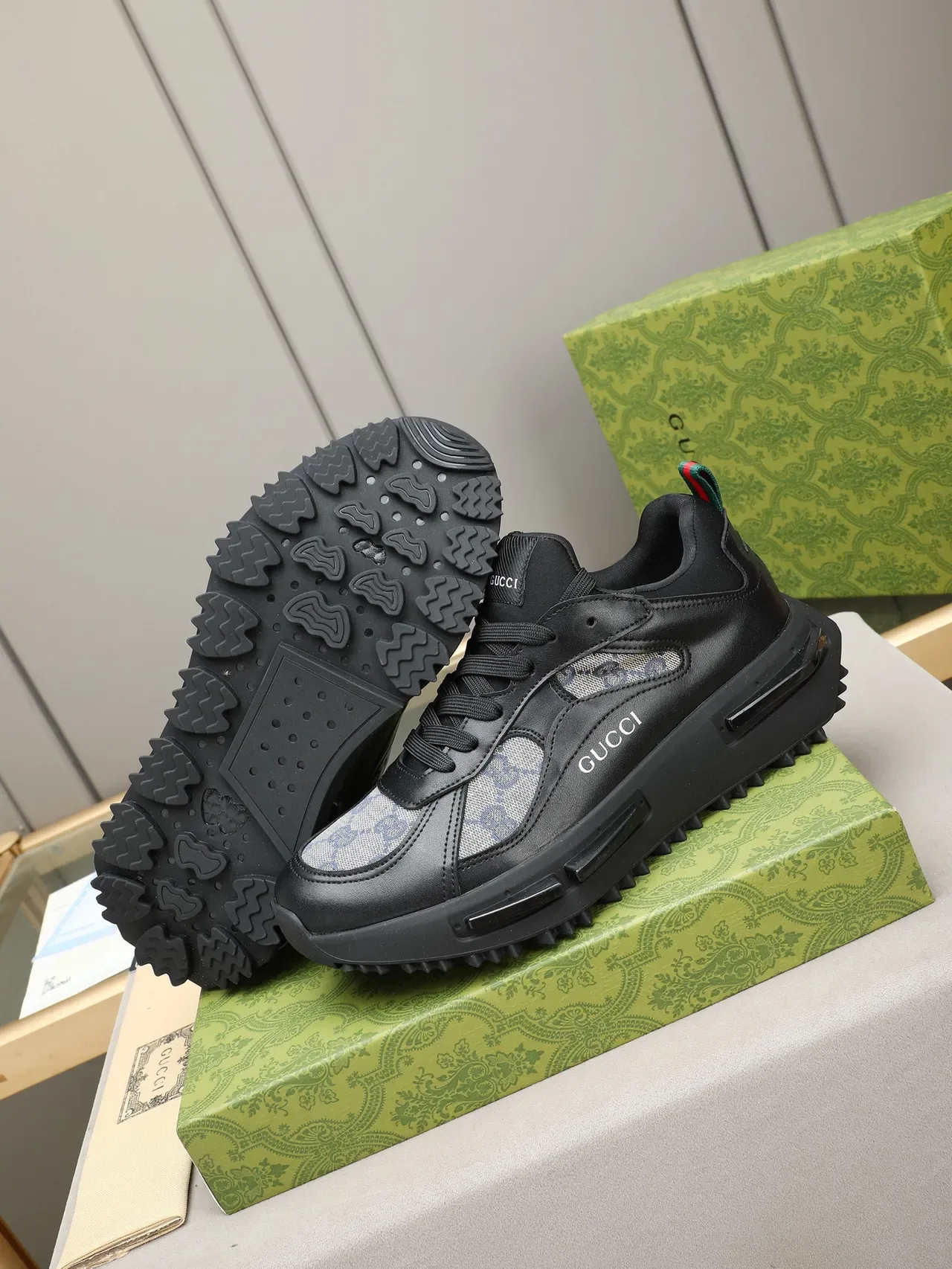 Gucci أحذية رياضية سوداء و رمادية من الجلد والقماش مع نقش GG Monogram في الأعلى، midsole Air-Unit مصقول، chunky sneakers 5