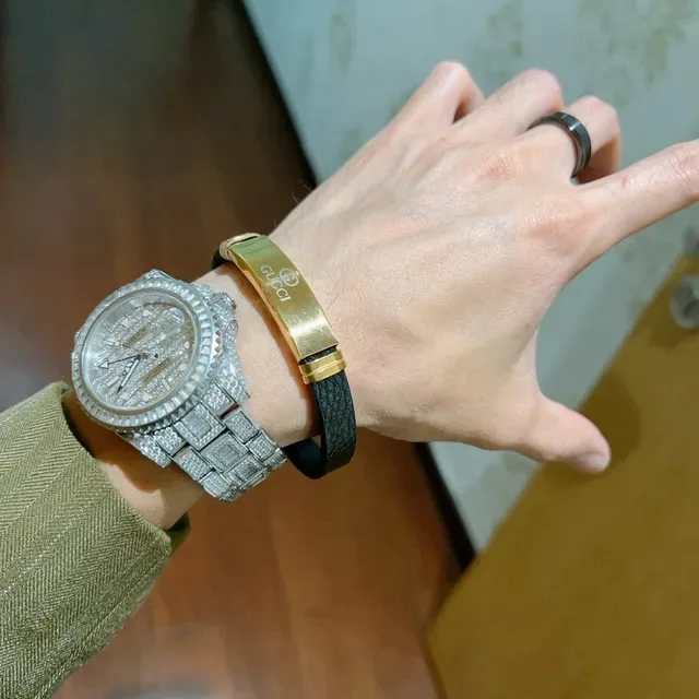 Gucci Black Leather and Gold-Tone Plaque Bracelet 5