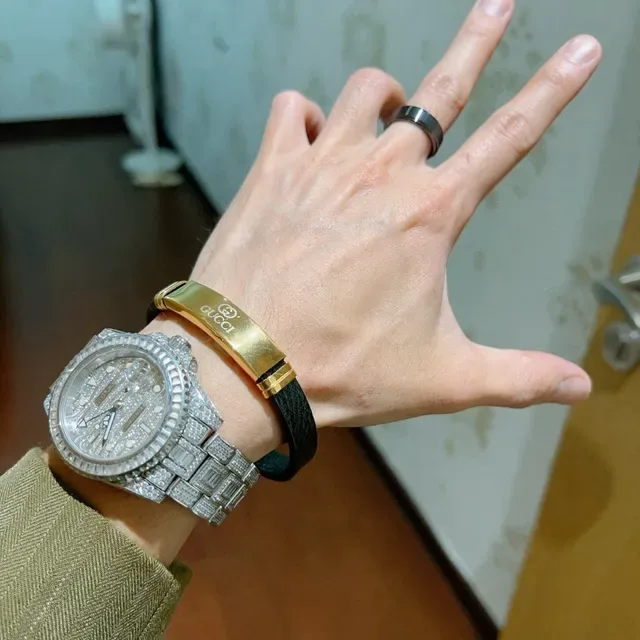 Gucci Black Leather and Gold-Tone Plaque Bracelet 8