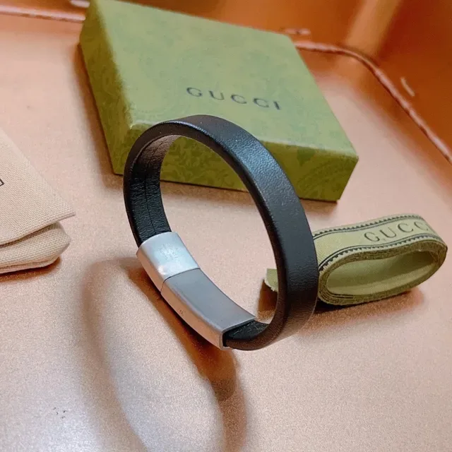 Gucci Black Silver Leather Bangle Brushed Metal Clasp Bracelet 6