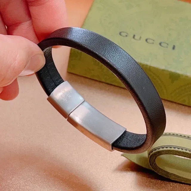 Gucci Black Silver Leather Bangle Brushed Metal Clasp Bracelet 8