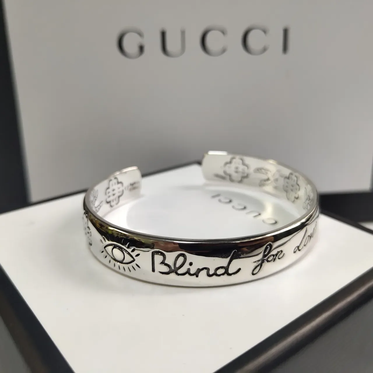 Gucci Blind for Love Silver Engraved Motifs Open Cuff Bangles Bracelet 5