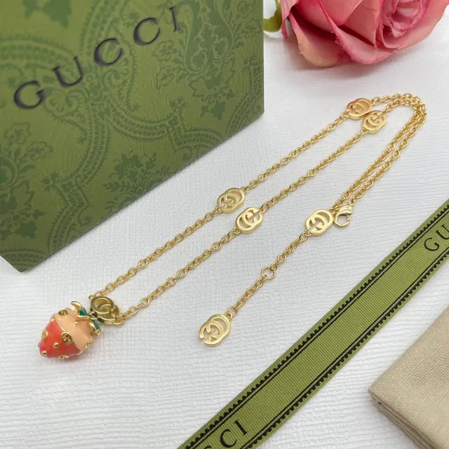 Gucci एनामल स्ट्रॉबेरी पेंडेंट गोल्ड-टोन चेन नेकलेस 2
