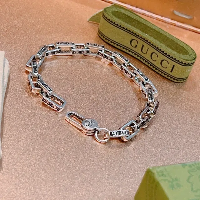 Gucci G-Link Engraved Interlocking G Silver-Tone Chain Bracelet 9