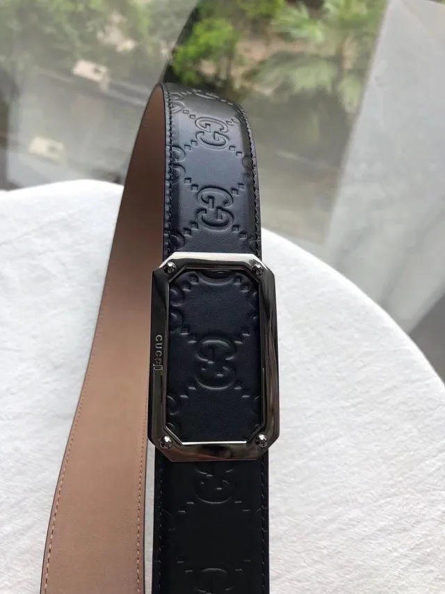 Gucci GG Marmont Cinto de couro preto com fivela metálica retangular dourada em relevo com motivo interlocking 3