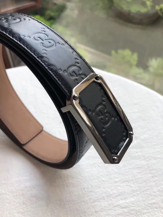 Gucci GG Marmont Cinto de couro preto com fivela metálica retangular dourada em relevo com motivo interlocking 4