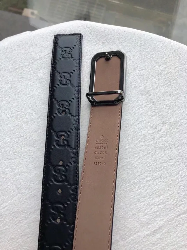Gucci GG Marmont Cinto de couro preto com fivela metálica retangular dourada em relevo com motivo interlocking 5