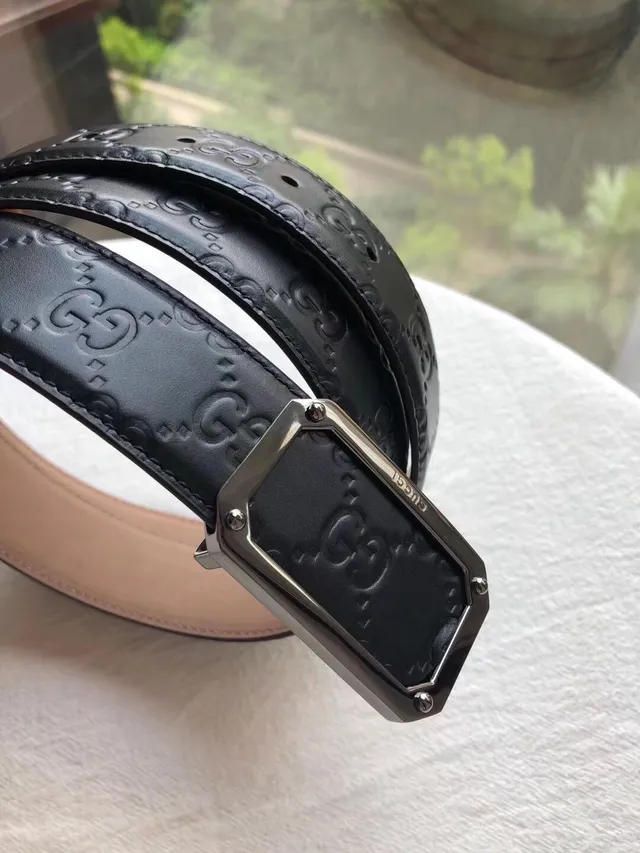 Gucci GG Marmont Cinto de couro preto com fivela metálica retangular dourada em relevo com motivo interlocking 6