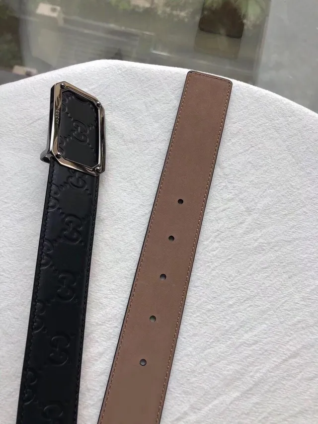 Gucci GG Marmont Cinto de couro preto com fivela metálica retangular dourada em relevo com motivo interlocking 7