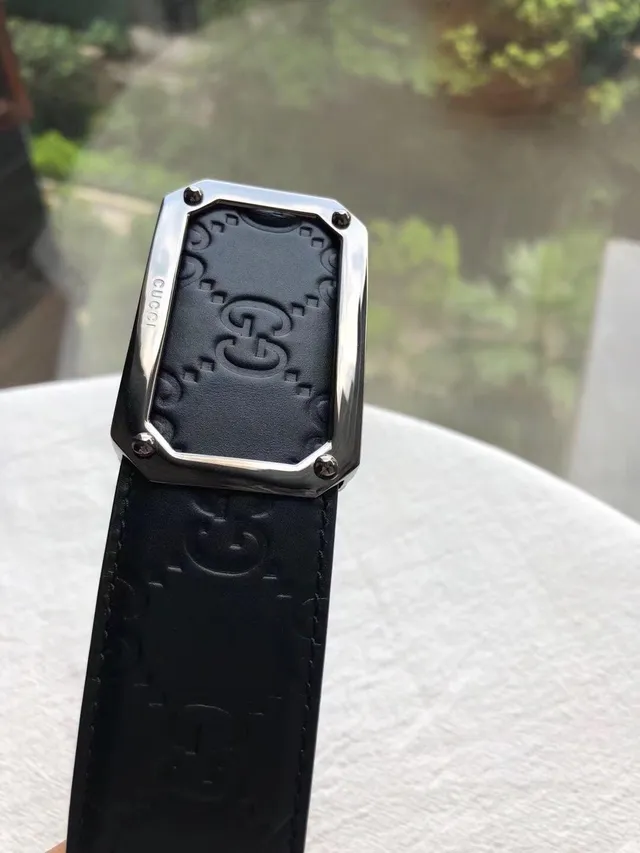 Gucci GG Marmont Cinto de couro preto com fivela metálica retangular dourada em relevo com motivo interlocking 8
