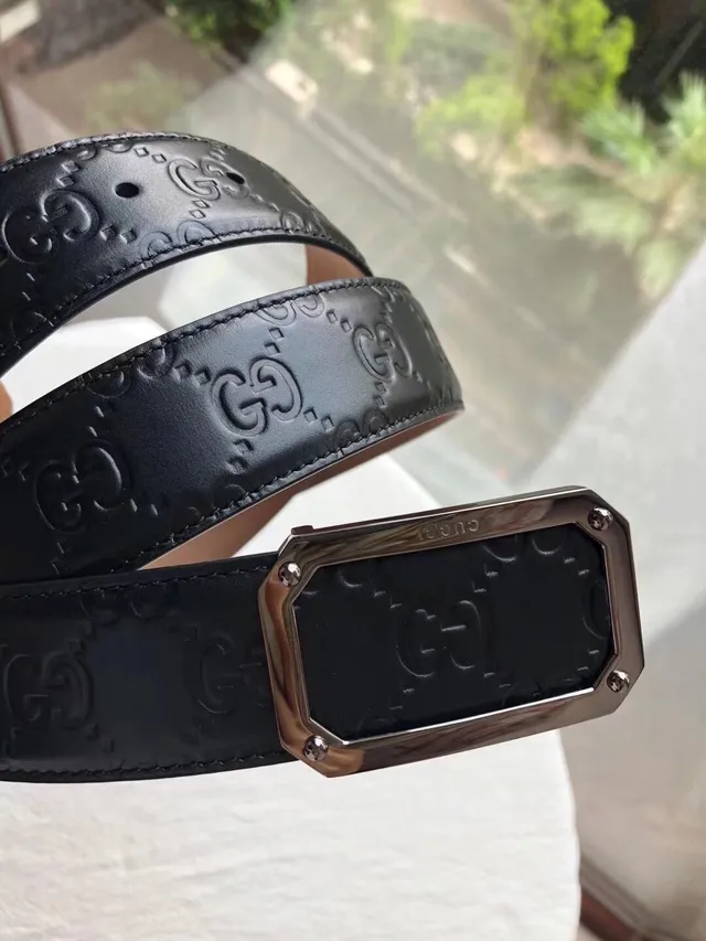 Gucci GG Marmont Cinto de couro preto com fivela metálica retangular dourada em relevo com motivo interlocking 9