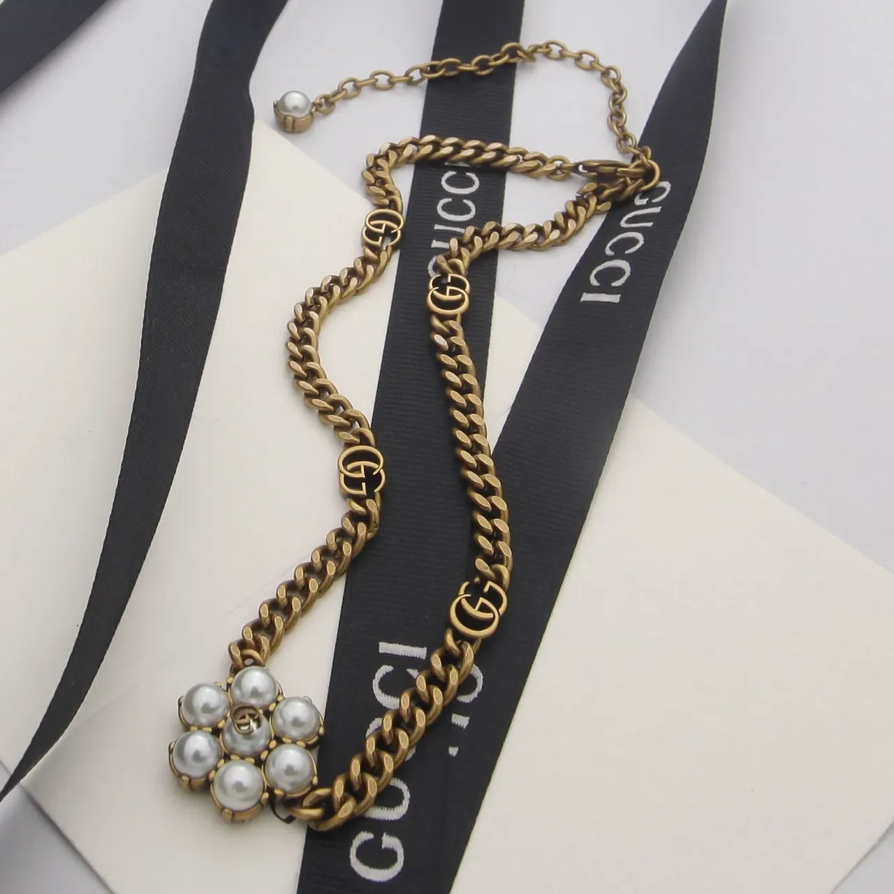 Gucci GG Marmont سلسلة لؤلؤي كلستر ذهبية 4