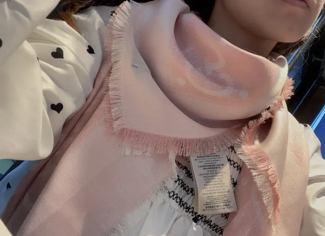 Gucci GG Marmont Rose Blanc Tissage Scintillant Tonal Entrelacé G Monogramme Écharpe de Soie 2