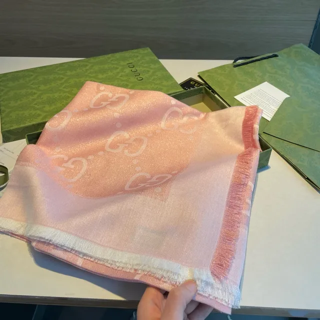 Gucci GG Marmont Rose Blanc Tissage Scintillant Tonal Entrelacé G Monogramme Écharpe de Soie 4
