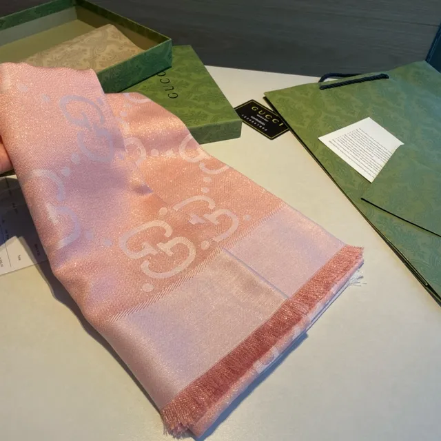 Gucci GG Marmont Rose Blanc Tissage Scintillant Tonal Entrelacé G Monogramme Écharpe de Soie 5