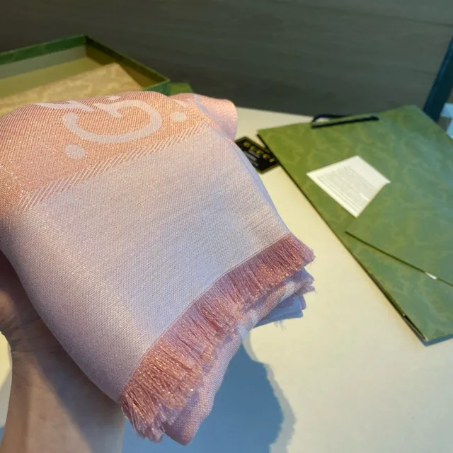 Gucci GG Marmont Rose Blanc Tissage Scintillant Tonal Entrelacé G Monogramme Écharpe de Soie 6