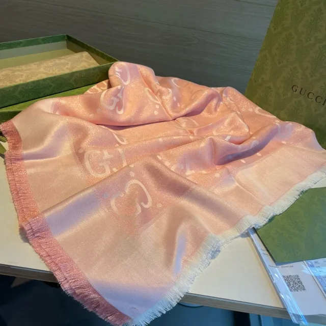 Gucci GG Marmont Rose Blanc Tissage Scintillant Tonal Entrelacé G Monogramme Écharpe de Soie 7