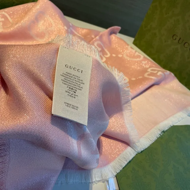Gucci GG Marmont Rose Blanc Tissage Scintillant Tonal Entrelacé G Monogramme Écharpe de Soie 8