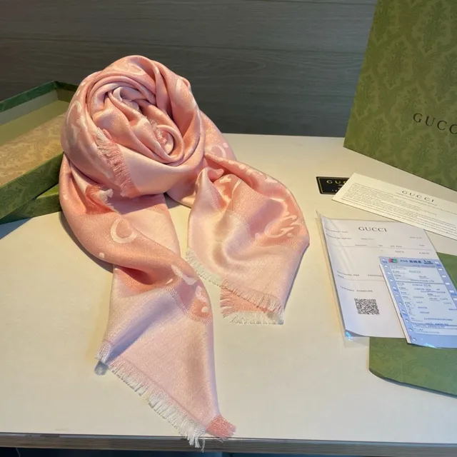 Gucci GG Marmont Rose Blanc Tissage Scintillant Tonal Entrelacé G Monogramme Écharpe de Soie 9