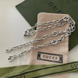 قلادة Gucci GG Marmont فضي بيج سلسلة رابط كثيفة مداليات شعار G متشابكة