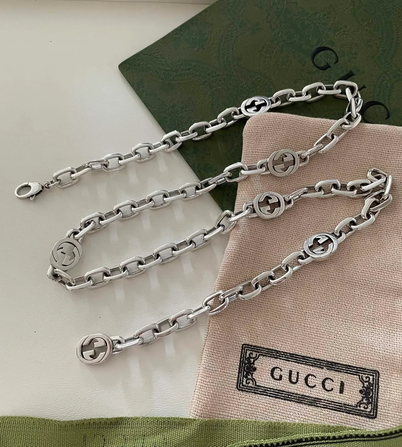 قلادة Gucci GG Marmont فضي بيج سلسلة رابط كثيفة مداليات شعار G متشابكة 2