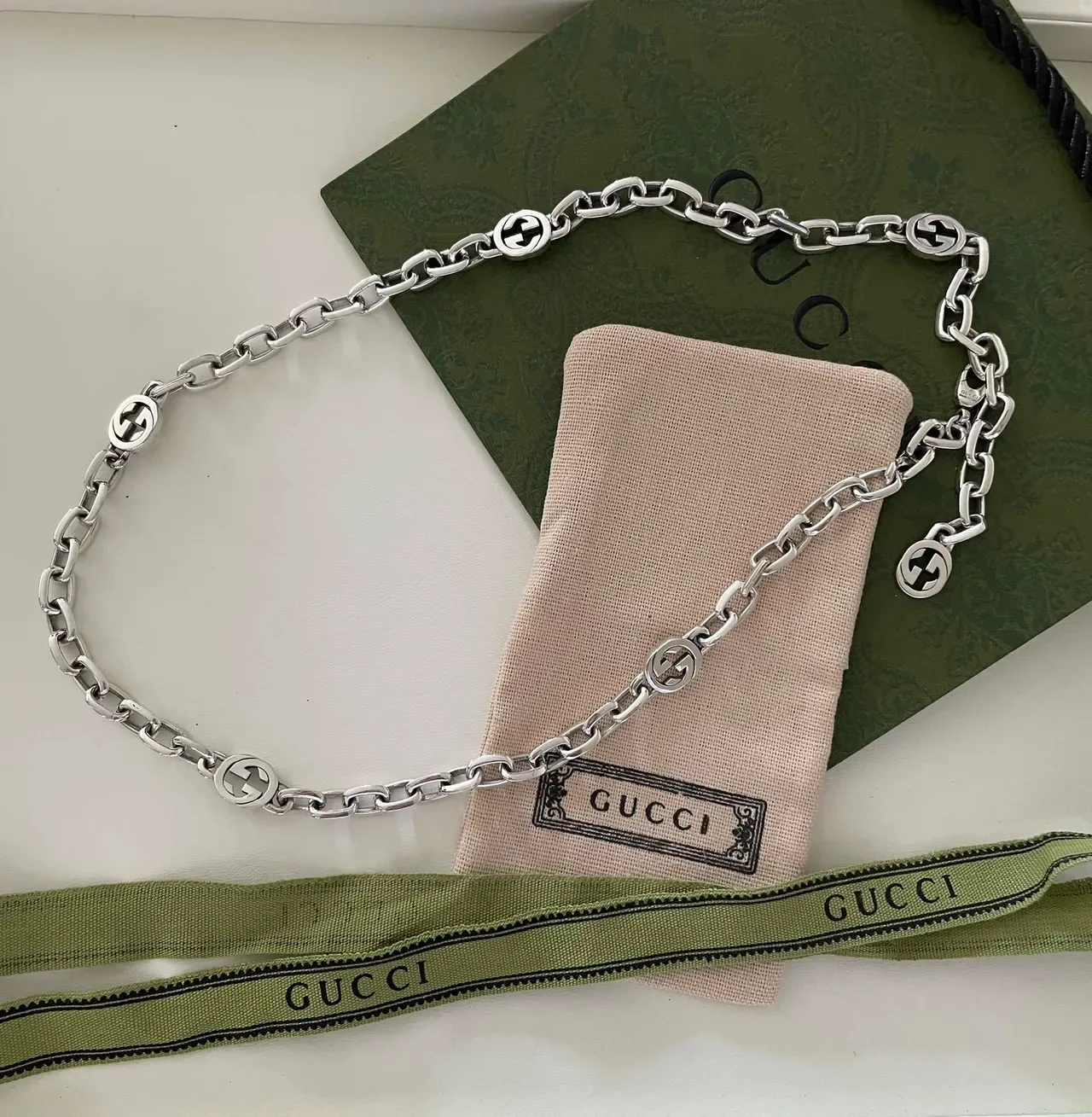 قلادة Gucci GG Marmont فضي بيج سلسلة رابط كثيفة مداليات شعار G متشابكة 3