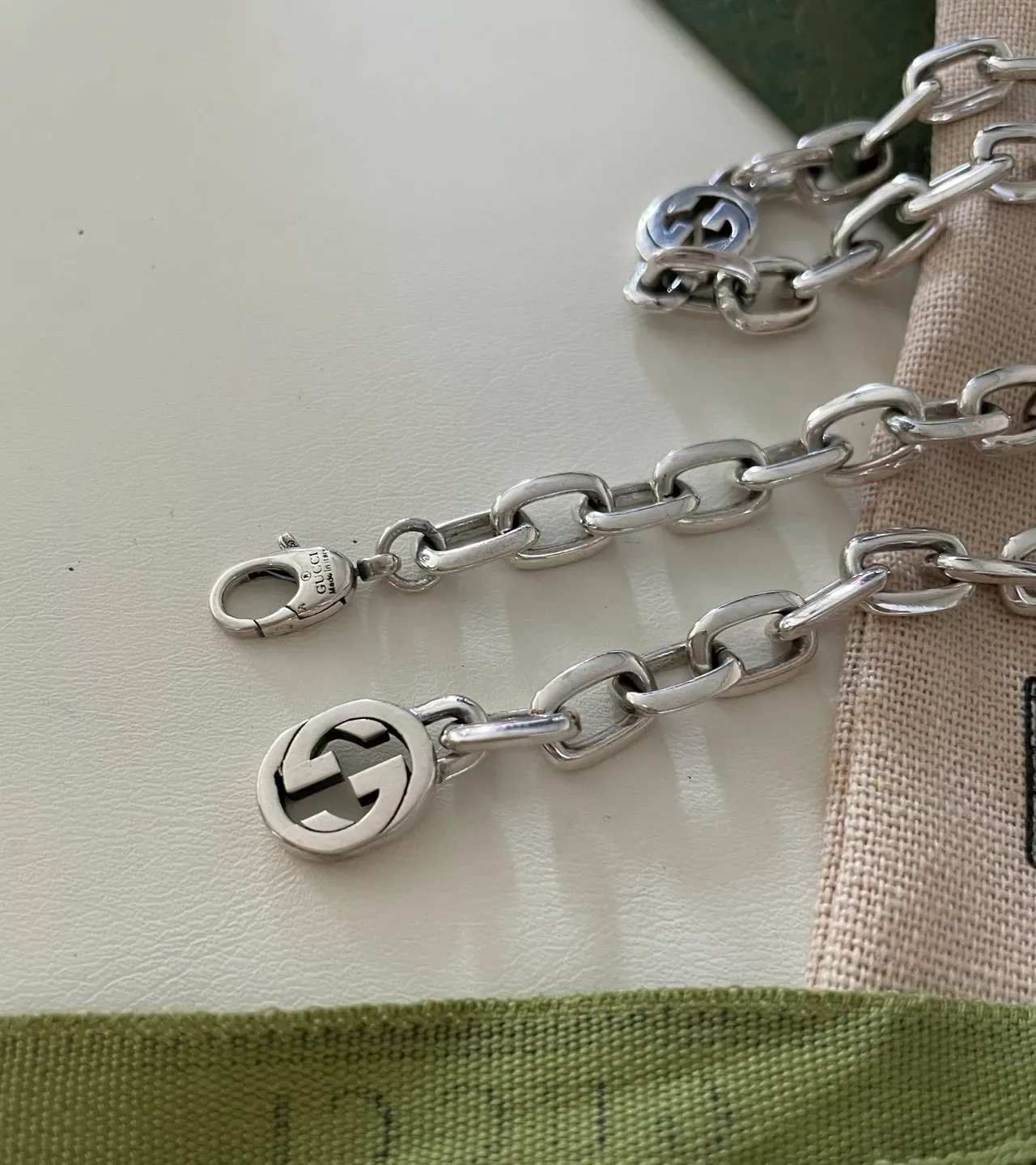 قلادة Gucci GG Marmont فضي بيج سلسلة رابط كثيفة مداليات شعار G متشابكة 4