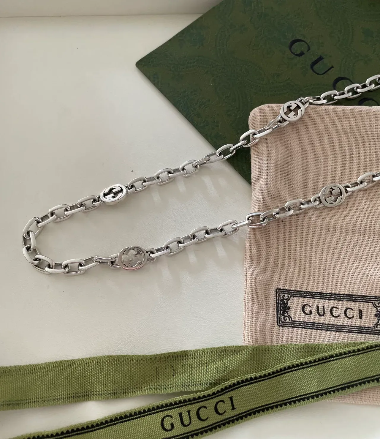 قلادة Gucci GG Marmont فضي بيج سلسلة رابط كثيفة مداليات شعار G متشابكة 5