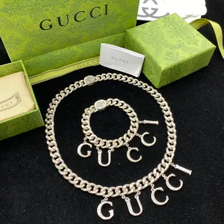 Gucci GG Marmont Argenté Chaîne Curb Épaisse Charms de Lettres Collier