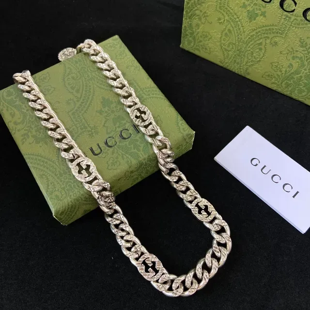 قلادة Gucci GG Marmont سلسلة كيرب لينك فضية نمط G متشابك 3