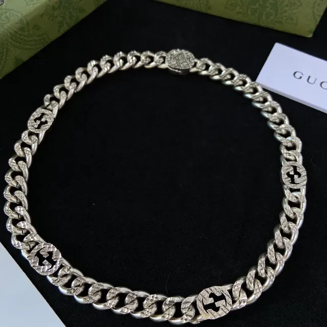 قلادة Gucci GG Marmont سلسلة كيرب لينك فضية نمط G متشابك 4