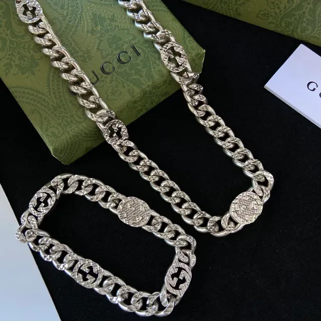 قلادة Gucci GG Marmont سلسلة كيرب لينك فضية نمط G متشابك 6
