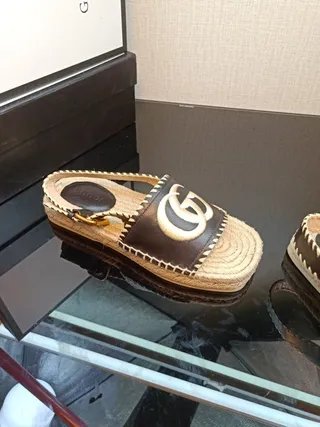 Gucci GG Marmont صندل كاجوال منسوج رافيا 2