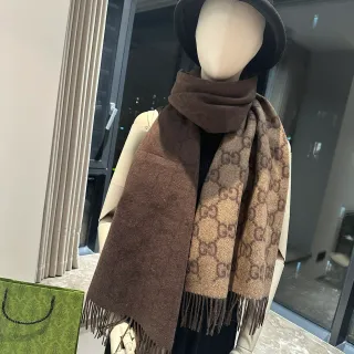 Gucci GG Monogram وشاح مزدوج الوجه بني وبيج كشمير