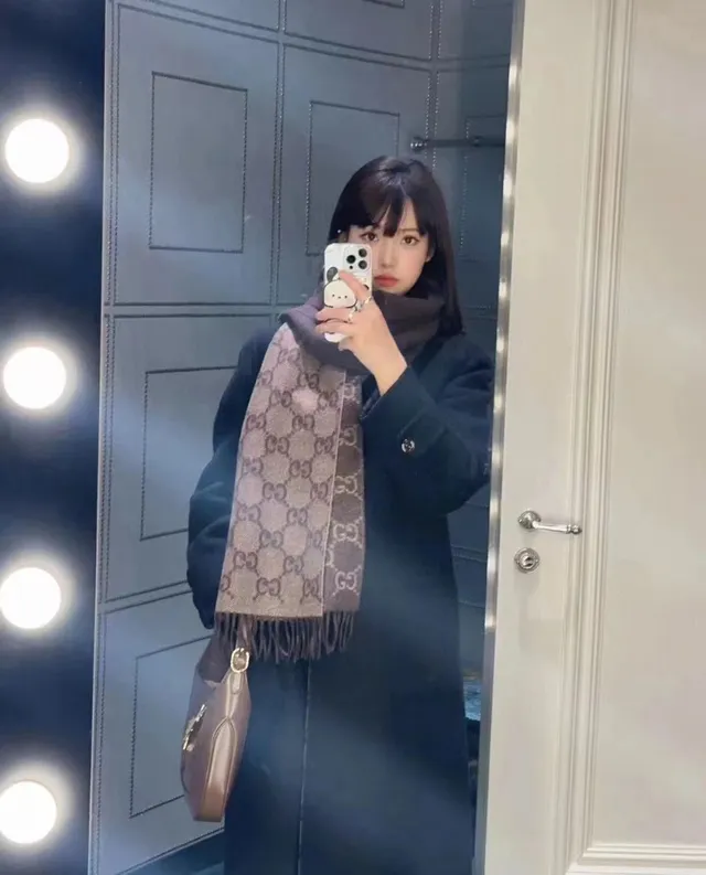 Gucci GG Monogram Cachecol duplo-face marrom e bege de cashmere 3