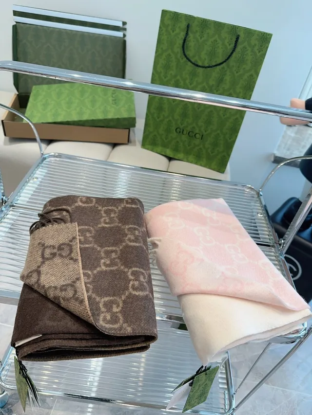 Gucci GG Monogram Cachecol duplo-face marrom e bege de cashmere 5