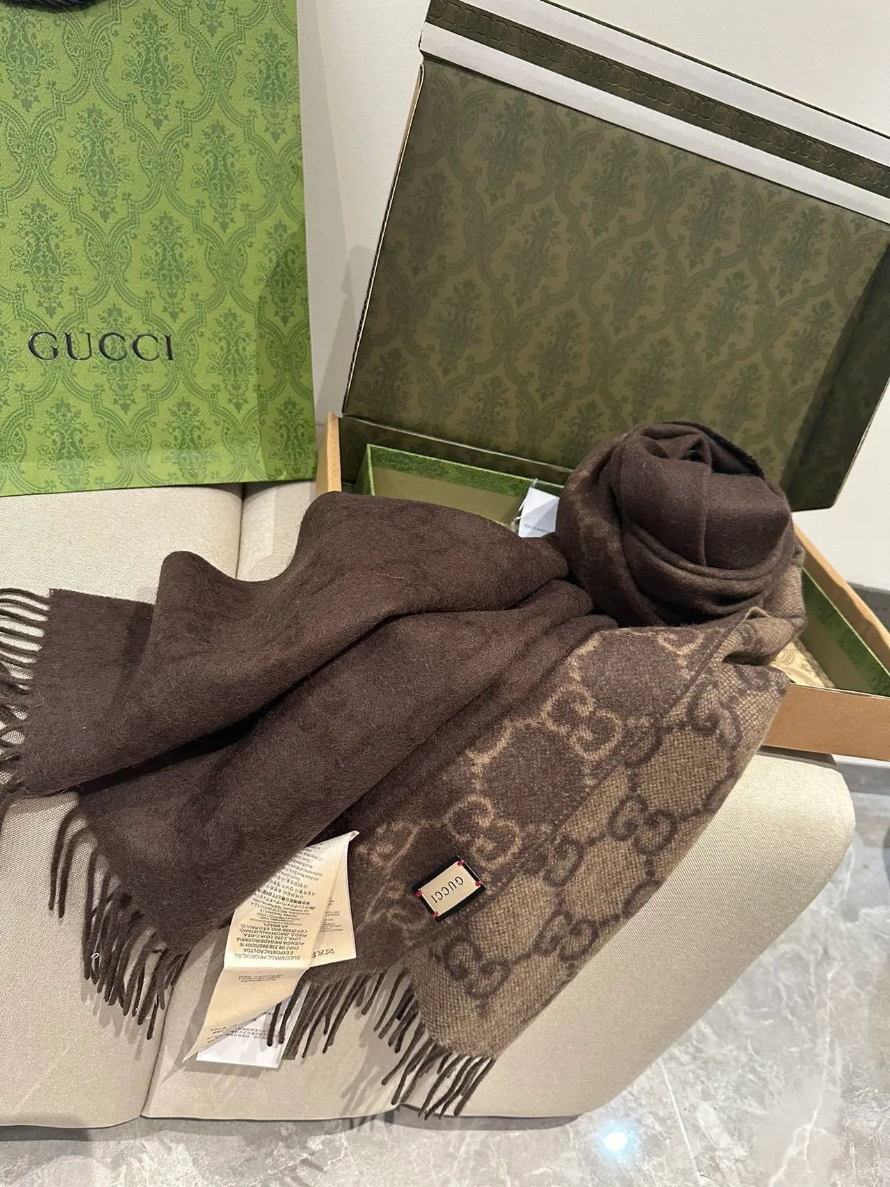 Gucci GG Monogram Cachecol duplo-face marrom e bege de cashmere 9