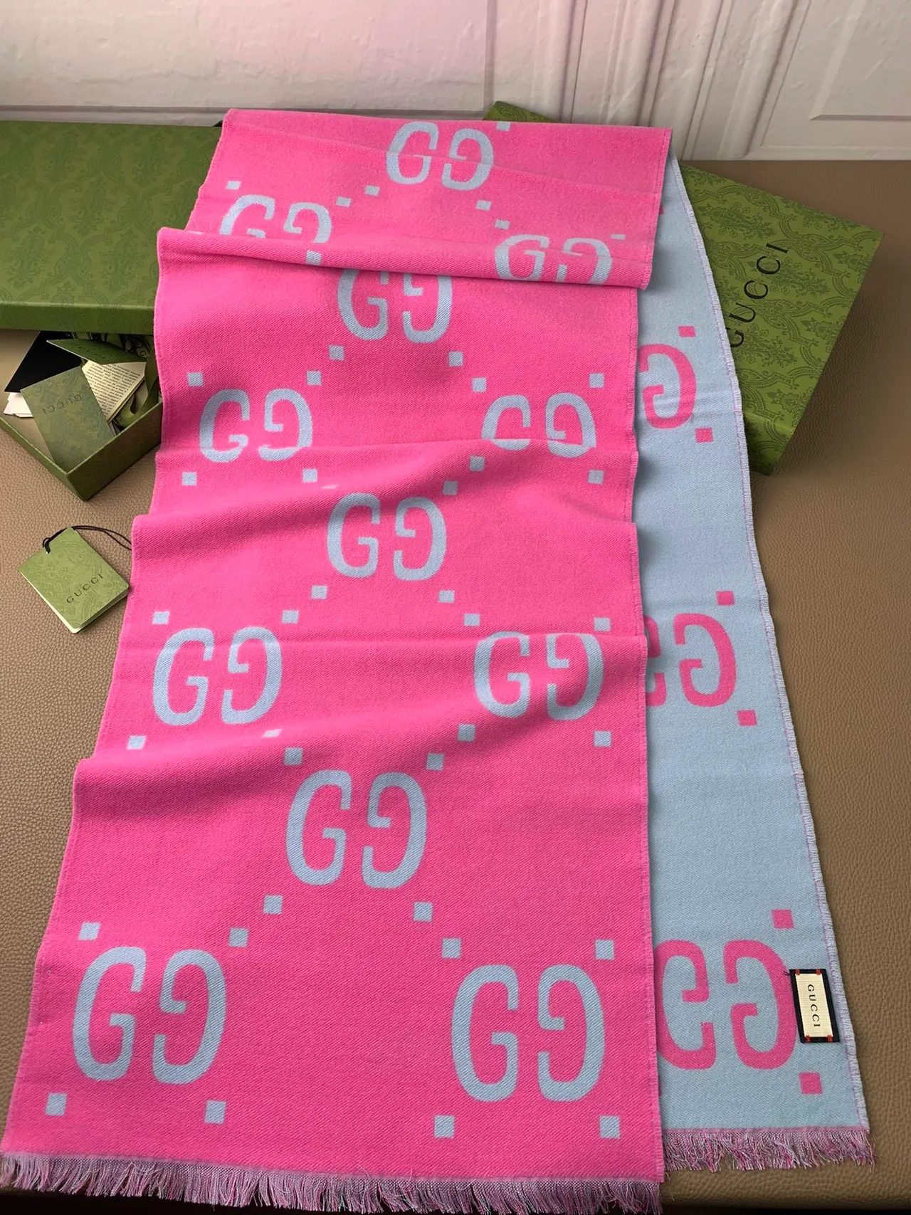 غوتشي GG Monogram شال كشمير وجهين 8