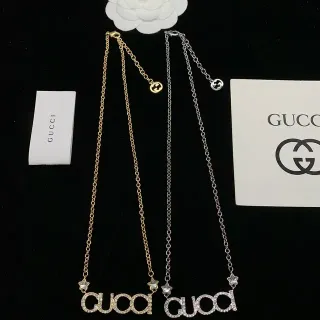 Gucci Colier avec pendentif logo en or et argent incrusté de cristaux