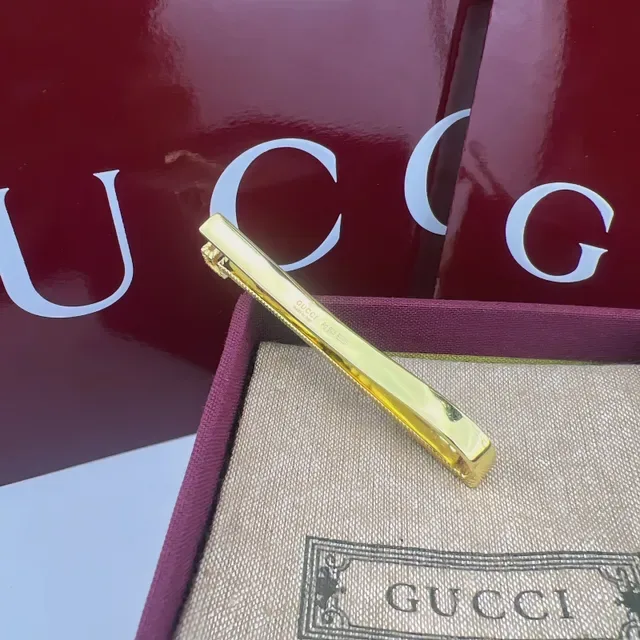 Gucci Gold Silver Ornate Scroll-Engraved Metal Barrette Brooch 4