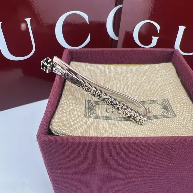 Gucci Gold Silver Ornate Scroll-Engraved Metal Barrette Brooch 7